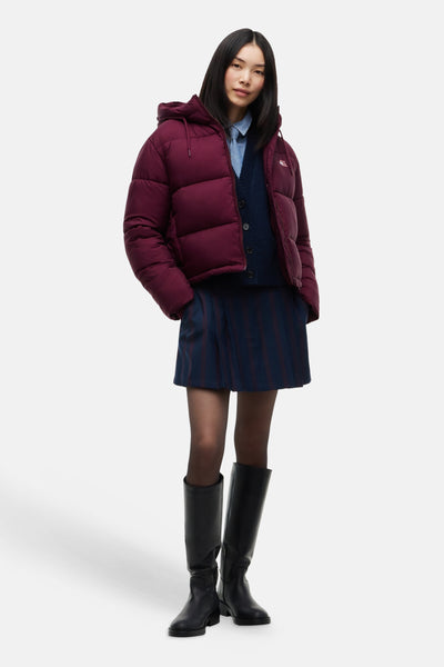 Modèle portant une veste matelassée bordeaux à capuche TOMMY JEANS