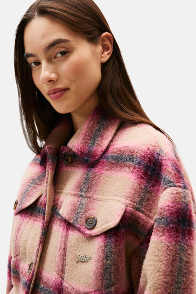 Veste courte multicolore de Tommy Jeans à motif carreaux, avec poches à rabat boutonnées.
