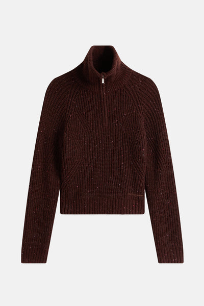 Pull brun à col montant par Tommy Jeans, avec détails côtelés et fermeture éclair partielle.