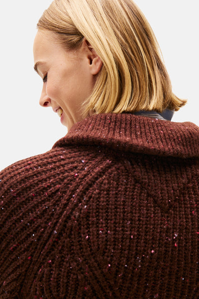 Pull marron par TOMMY JEANS avec un col montant, orné d’un motif moucheté.