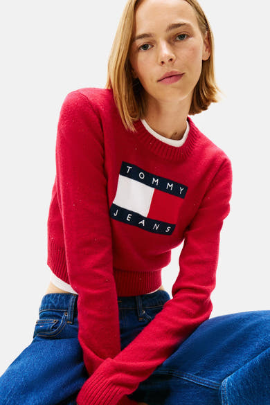 Roze trui met ronde hals van TOMMY JEANS gedragen met een donkerblauwe jeans.