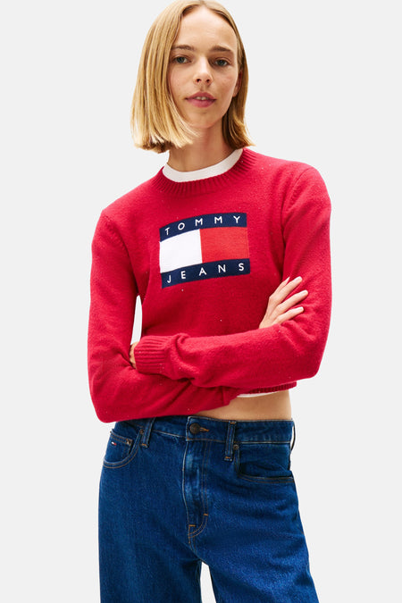 Roze trui met ronde hals van TOMMY JEANS, gedragen met een donkerblauwe high-waist jeans.