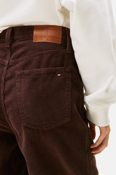 Pantalon en velours côtelé marron de Tommy Jeans, avec poche arrière ornée d'un petit drapeau et étiquette en cuir à la taille.