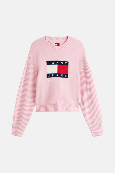 Roze trui met ronde hals van TOMMY JEANS, geribbelde lange mouwen en iconisch logo op de voorkant.