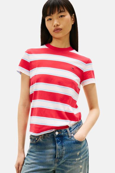T-shirt à rayures rouges et blanches de Tommy Jeans, porté avec un jean bleu délavé.
