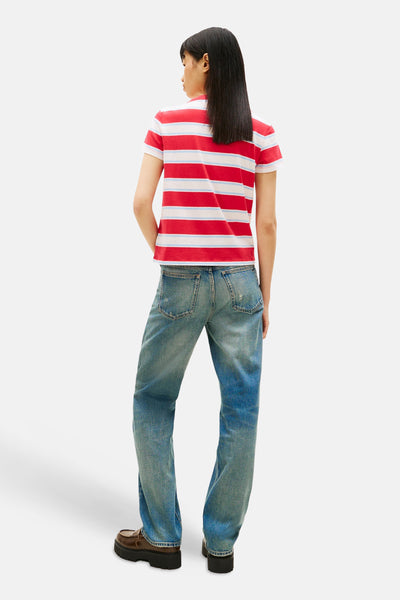 T-shirt multicolore à rayures par TOMMY JEANS, porté avec un jean ample et des mocassins à plateforme.
