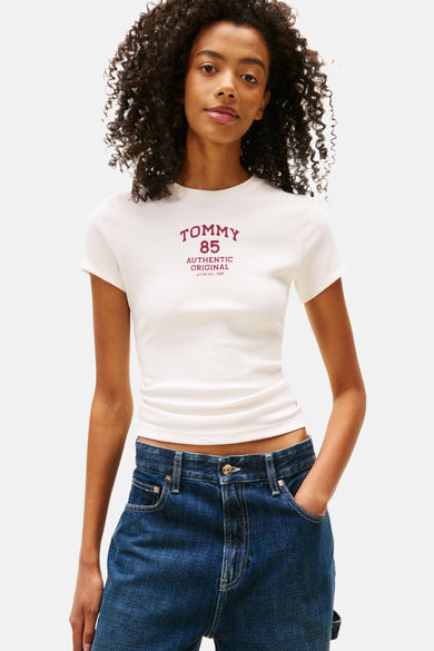 Wit T-shirt met korte mouwen van TOMMY JEANS, gedragen met een geruit overhemd dat is vastgebonden en een wijde jeans.