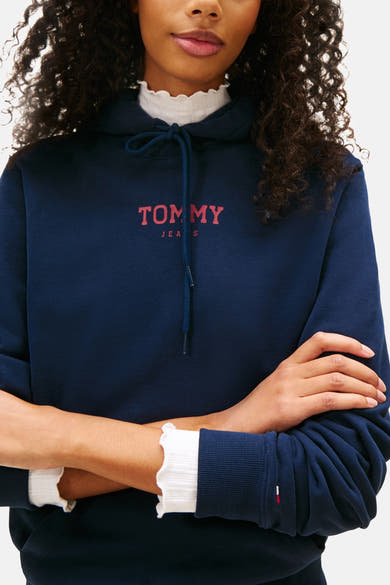 Marineblauwe hoodie van TOMMY JEANS met trekkoord en lange mouwen met geribbelde manchetten.