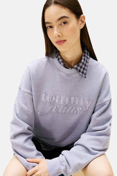 Paarse sweater van TOMMY JEANS, met reliëflogo en ronde hals met zichtbaar geruit overhemd.