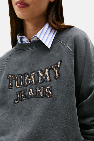 Tommy Jeans grijs gemêleerde rondehals sweatshirt met luipaardprint, gedragen over een gestreept overhemd.