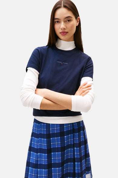 Blauwe T-shirt met korte mouwen van TOMMY JEANS gedragen met een witte coltrui en een blauwe geruite rok.