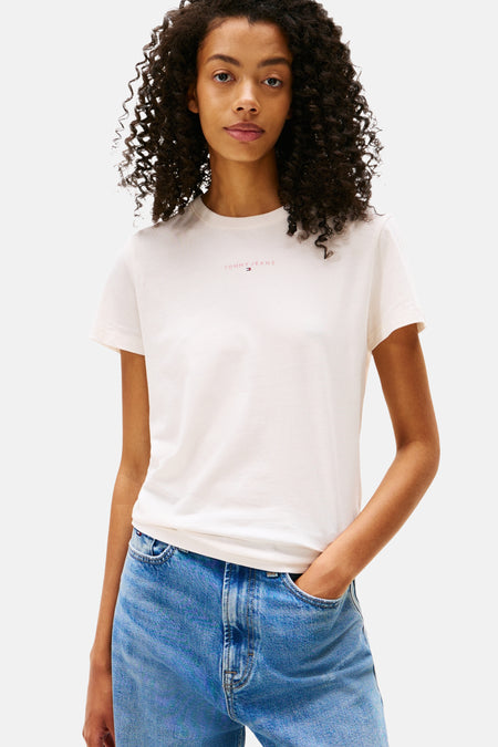 Wit T-shirt met korte mouwen van Tommy Jeans, gedragen met een spijkerbroek met hoge taille.
