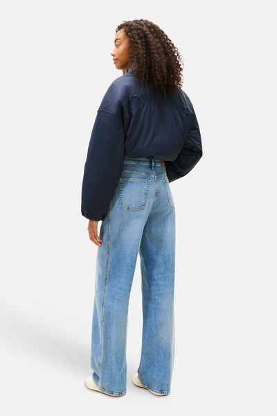 Jean large en denim bleu moyen de Tommy Jeans, avec une coupe ample et taille haute.