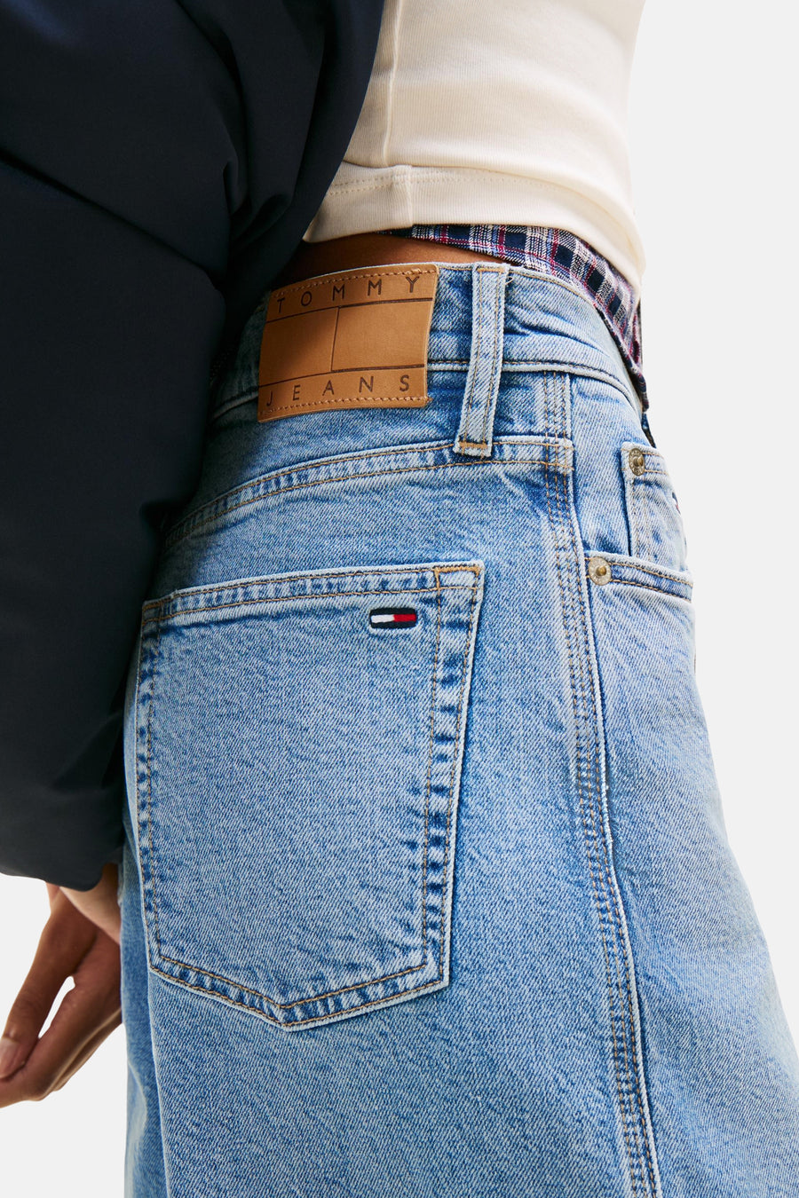 Jean large en denim bleu moyen de Tommy Jeans avec étiquette de marque et poche arrière.
