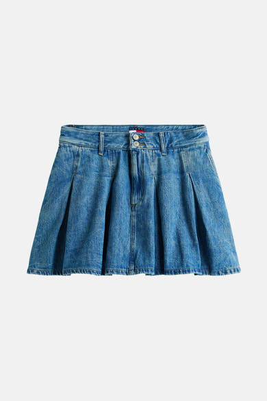Jupe courte en denim bleu moyen de TOMMY JEANS, avec des plis structurés et une coupe trapèze.
