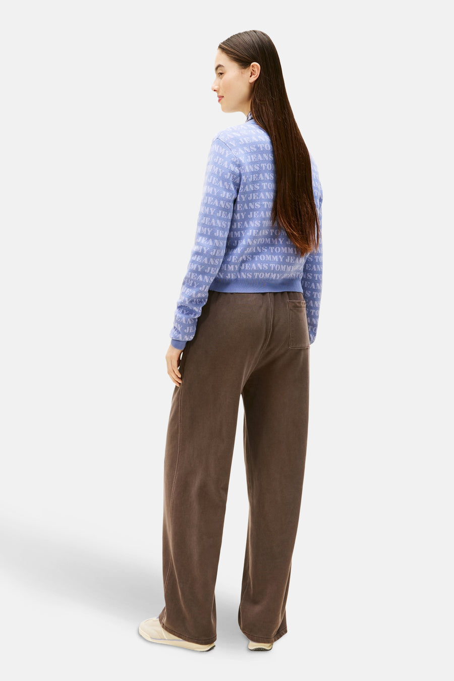 Cardigan mauve à motif de la marque TOMMY JEANS, porté avec un pantalon marron ample et des baskets crème.