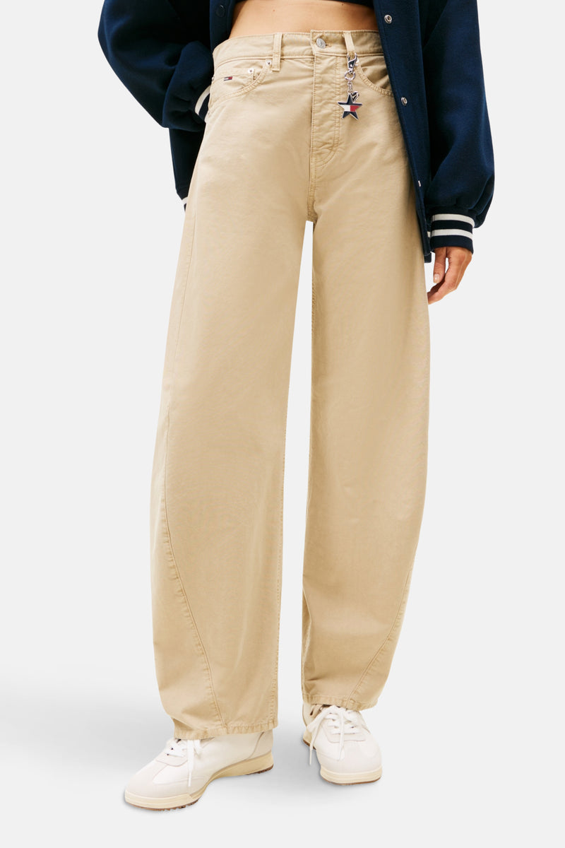 Beige broek van TOMMY JEANS met een rechte pasvorm en een leren logolabel aan de achterkant.