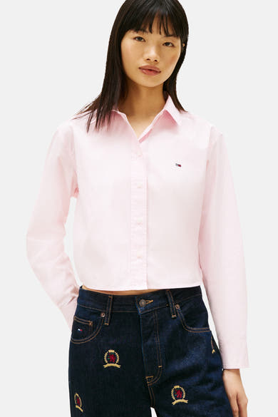 Roze overhemd met lange mouwen van TOMMY JEANS, van achteren gezien, gedragen met een geborduurde spijkerbroek.