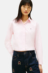 Roze overhemd met lange mouwen van TOMMY JEANS, van achteren gezien, gedragen met een geborduurde spijkerbroek.