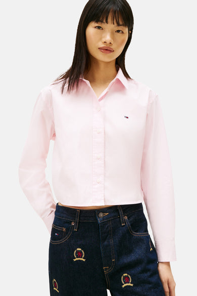 Roze overhemd met lange mouwen van TOMMY JEANS, van achteren gezien, gedragen met een geborduurde spijkerbroek.
