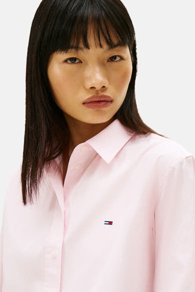 Roze overhemd met lange mouwen van Tommy Jeans, met een klein blauw en rood logo op de borst.