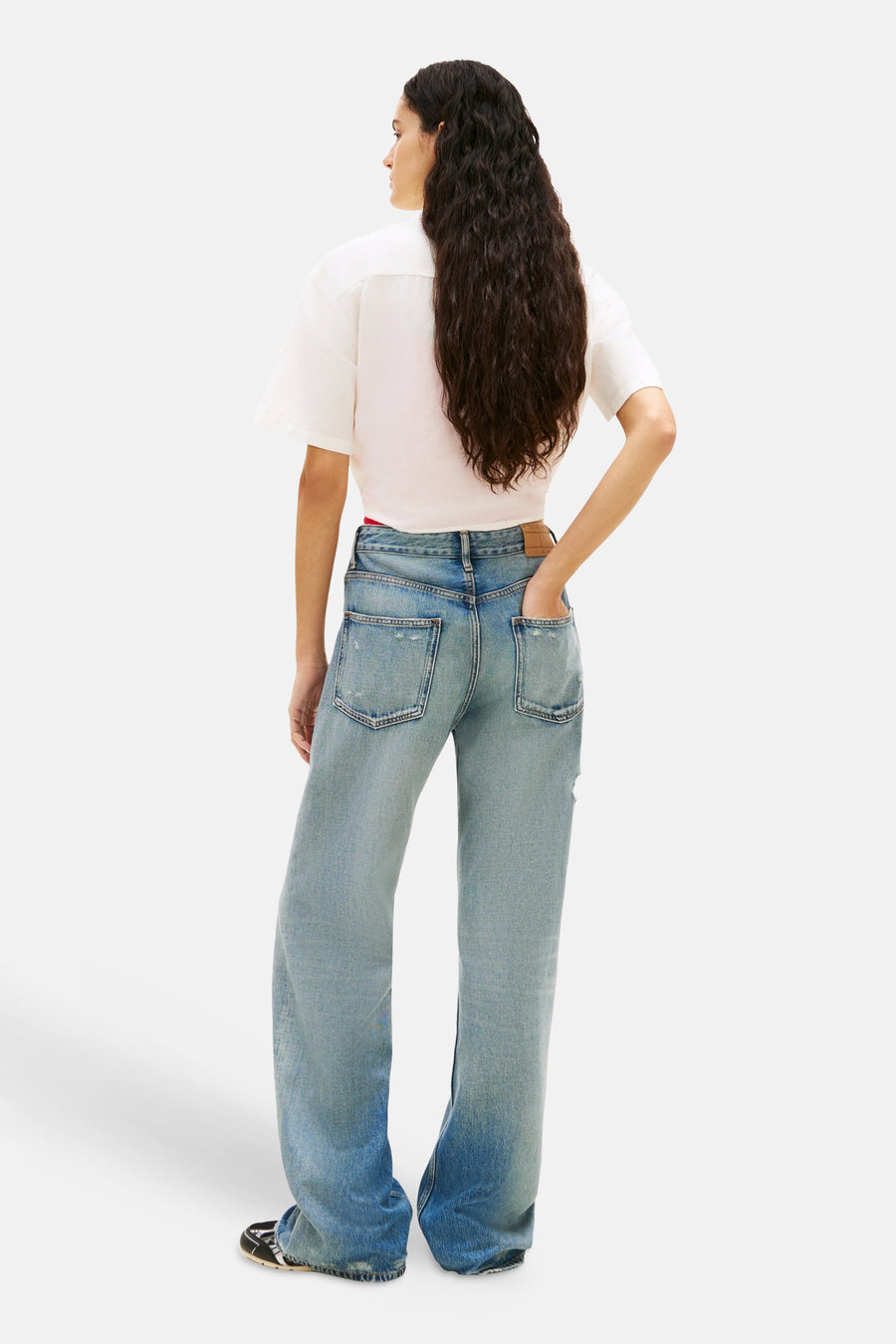Chemisier blanc à manches courtes de Tommy Jeans, avec une coupe décontractée et un ourlet court.