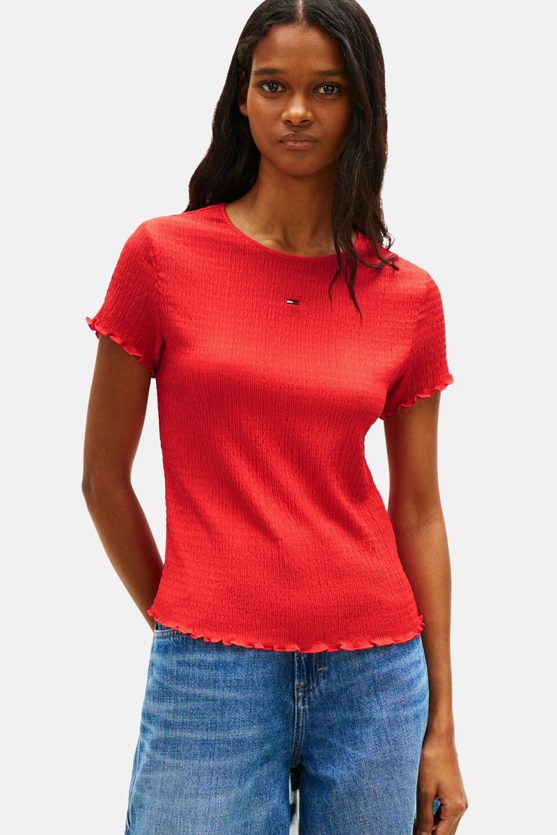 T-shirt rouge à manches courtes de Tommy Jeans, en tissu texturé gaufré et ourlet ondulé.