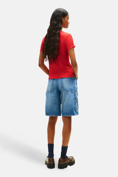Rood T-shirt met korte mouwen van TOMMY JEANS, in een getextureerd breisel met golvende zoom.