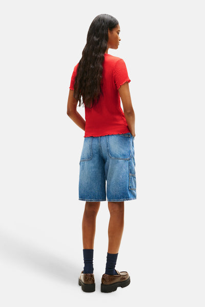 T-shirt rouge à manches courtes de TOMMY JEANS, en maille texturée avec ourlet ondulé.
