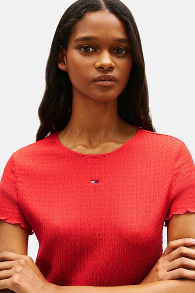 Rood T-shirt met korte mouwen van TOMMY JEANS, met wafelstructuur en klein logo op de borst.
