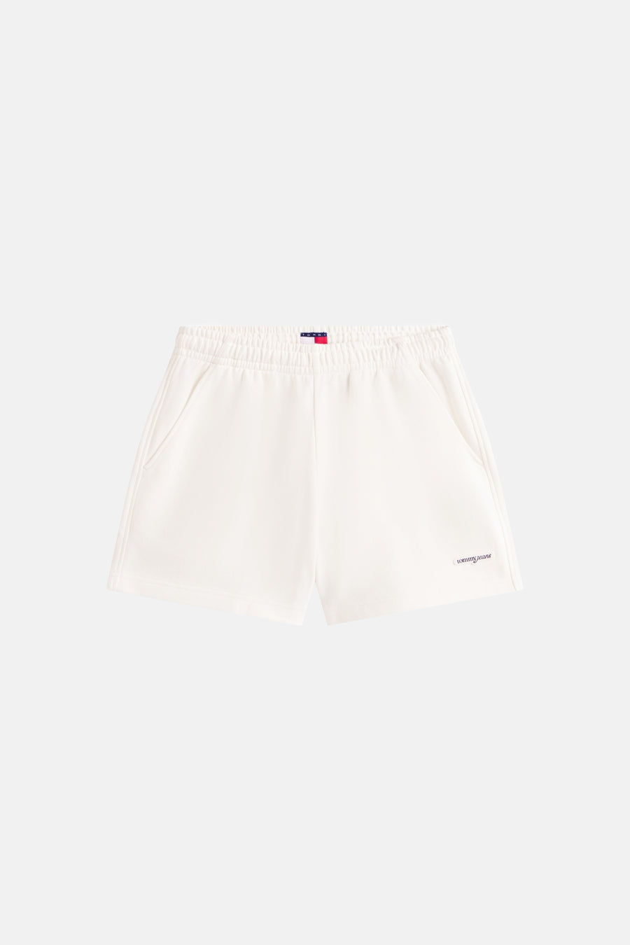 Kort wit T-shirt van TOMMY JEANS, met elastische tailleband, zijzakken en logo op het been.