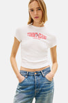 Wit T-shirt met korte mouwen van TOMMY JEANS, met een rood logo op de voorkant, gedragen met een wijde blauwe spijkerbroek.