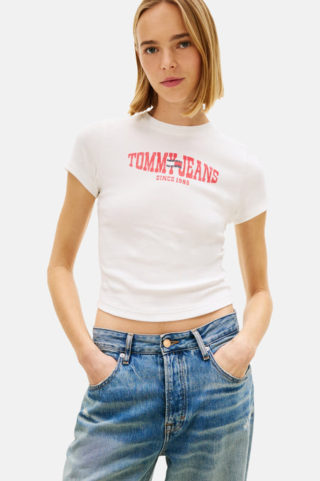 T-shirt blanc à manches courtes de Tommy Jeans, avec logo rouge sur le devant et coupe courte.

