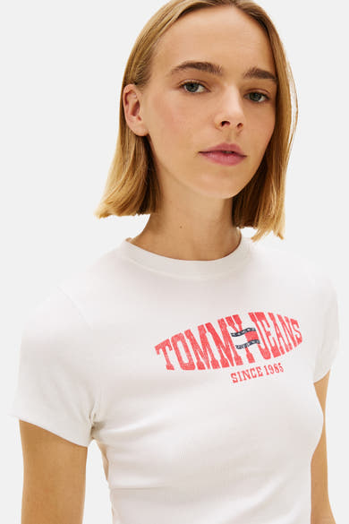 Wit T-shirt met korte mouwen van TOMMY JEANS, in geribbelde stof, met rode opdruk van het logo.