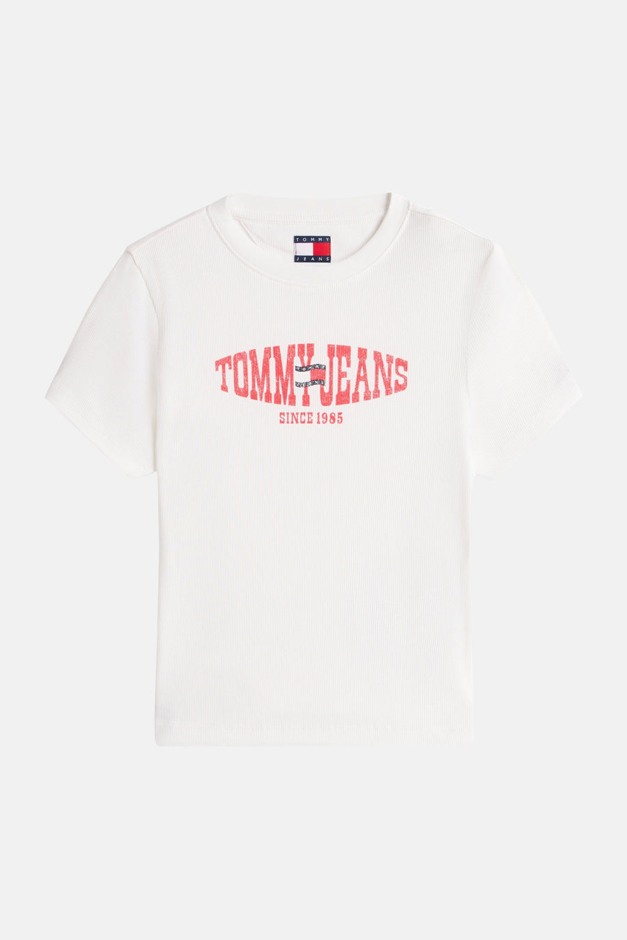 Wit T-shirt met korte mouwen van TOMMY JEANS met een rood logo en geribbelde textuur.