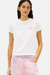 Wit T-shirt met korte mouwen van Tommy Jeans, met een logo op de voorkant, gedragen met een roze broek met hoge taille.