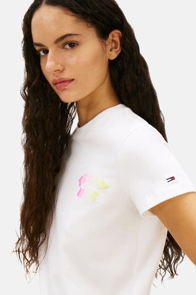 Wit T-shirt met korte mouwen van Tommy Jeans, versierd met een kleurrijk decoratief patroon op de voorkant.