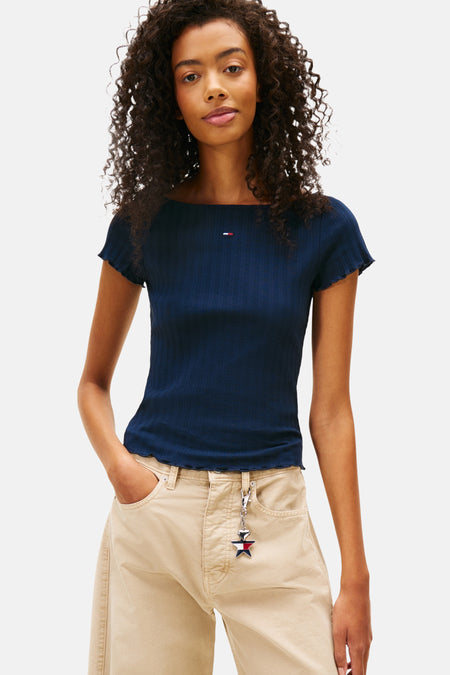 Blauw T-shirt met korte mouwen van Tommy Jeans, gedragen met een wijde beige broek en een geruit jasje.