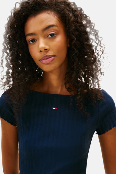 Blauw T-shirt met korte mouwen van TOMMY JEANS, in ribgebreide stof met een klein vlaglogo.