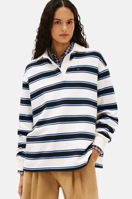 Multikleurig poloshirt met lange mouwen van TOMMY JEANS met horizontale strepen, gedragen met een beige broek en een pet.