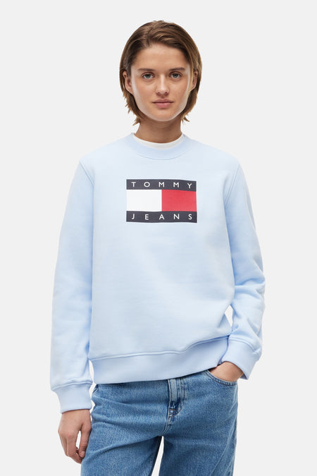 Blauwe sweatshirt met ronde hals van TOMMY JEANS met het iconische rechthoekige logo op de borst.