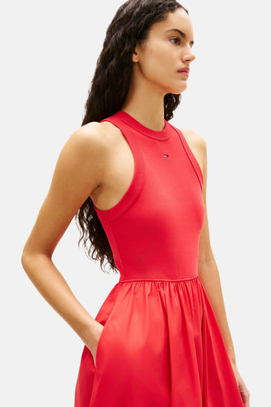 Robe rouge de TOMMY JEANS avec une coupe ajustée et une jupe évasée.