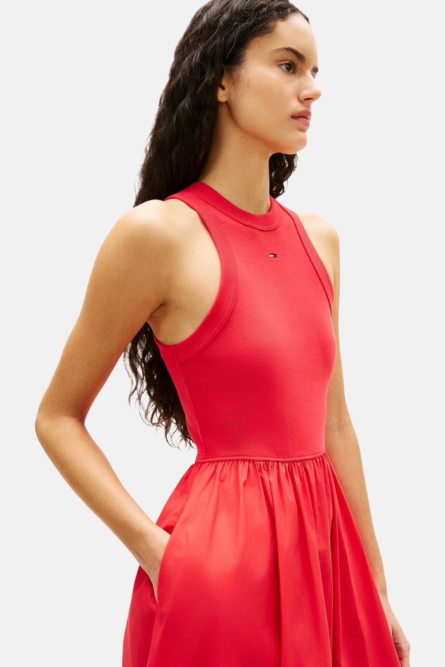 Robe rouge de TOMMY JEANS avec une coupe ajustée et une jupe évasée.