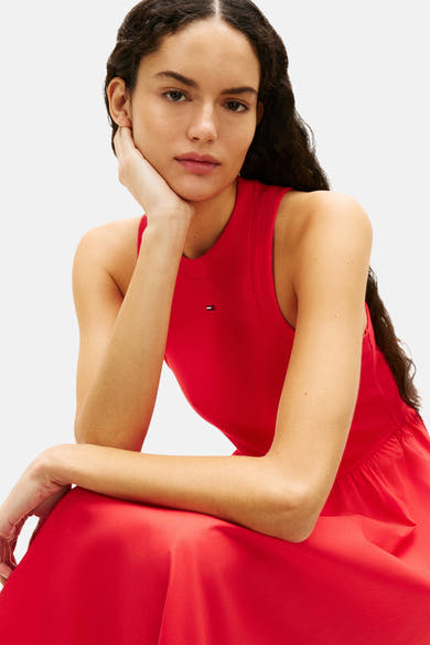 Robe rouge de TOMMY JEANS, coupe midi, détail logo drapeau sur le buste et manches sans manches.
