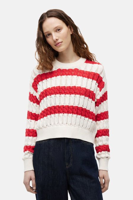 TOMMY JEANS gestreepte rood-witte trui met kabelpatroon en een klein vlaglogo op de manchet.
