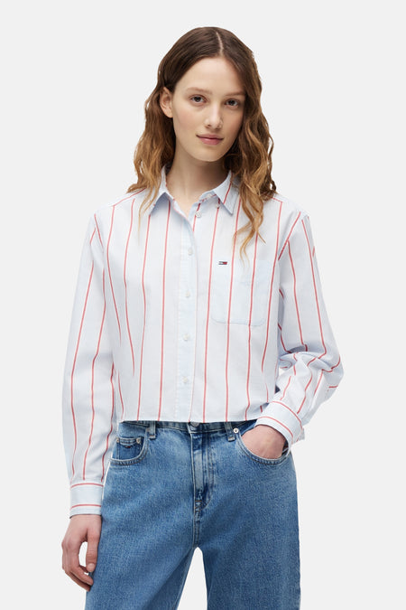 Gestreept rood en lichtblauw overhemd van TOMMY JEANS met borstzak en klein vlaglogo.