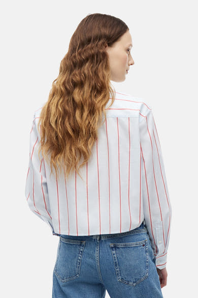 Multikleurig overhemd met lange mouwen van TOMMY JEANS, met rode verticale strepen en een lichte achtergrond, van achteren gedragen.