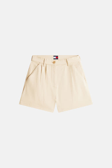 Short beige de TOMMY JEANS, avec poches latérales et fermeture à bouton sur fond blanc.