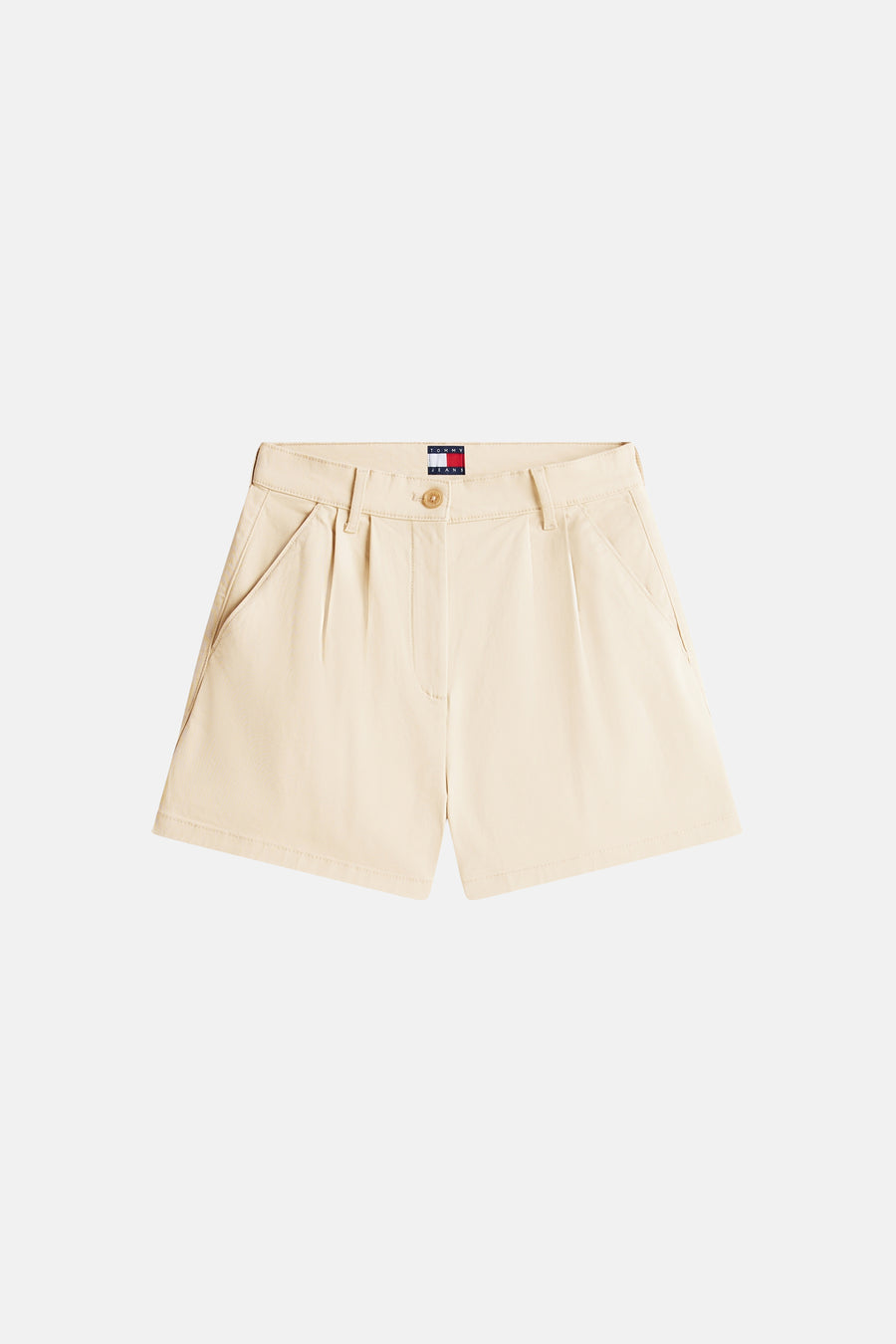 Short beige de TOMMY JEANS, avec poches latérales et fermeture à bouton sur fond blanc.