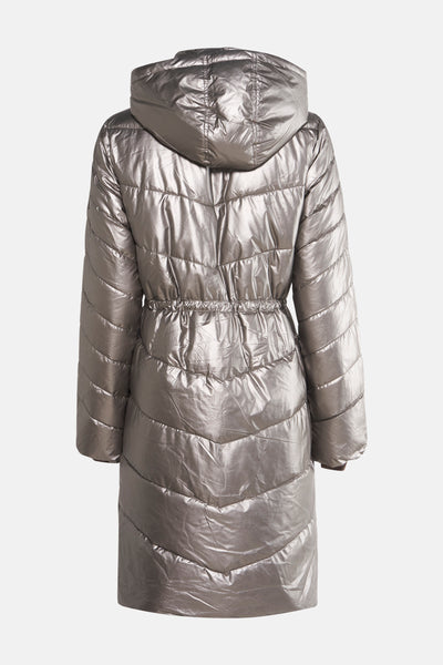ZABAIONE zilveren poncho, gewatteerd met capuchon en trekkoord in de taille, achtergezicht.